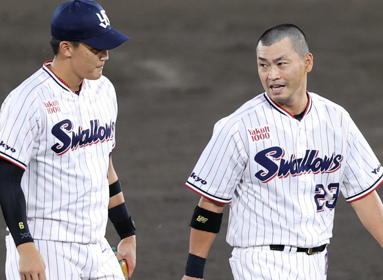 ヤクルト対巨人　1回裏を終え、元山（左）と話をする青木（撮影・狩俣裕三）
