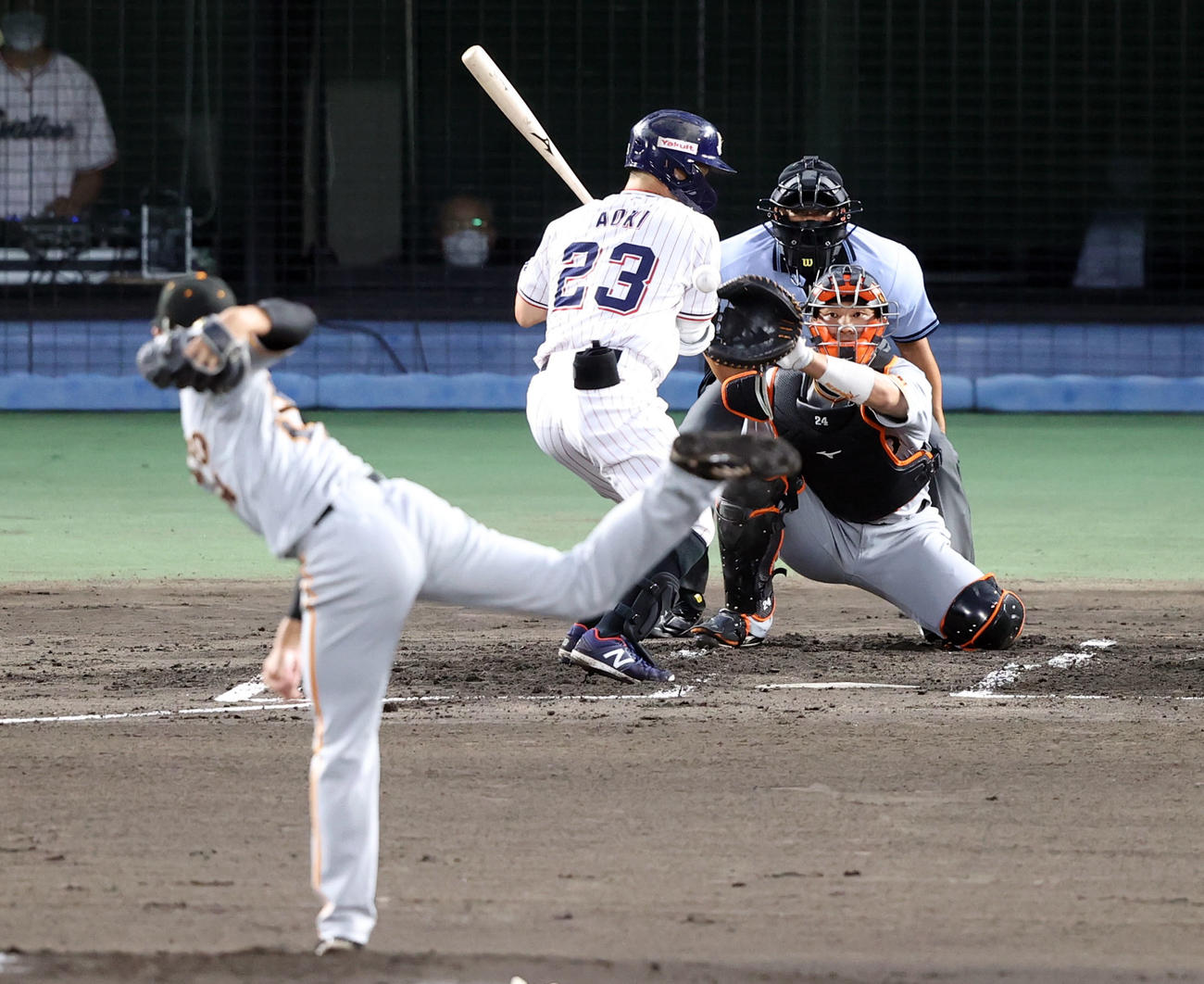 ヤクルト対巨人　1回裏ヤクルト1死、死球を受ける青木。投手直江（撮影・狩俣裕三）