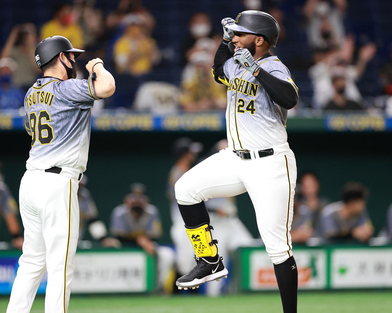 DeNA対阪神　2回表阪神1死、ロハス（右）はオロ本塁打を放ち、ジャンプして生還する。左は筒井コーチ（撮影・浅見桂子）