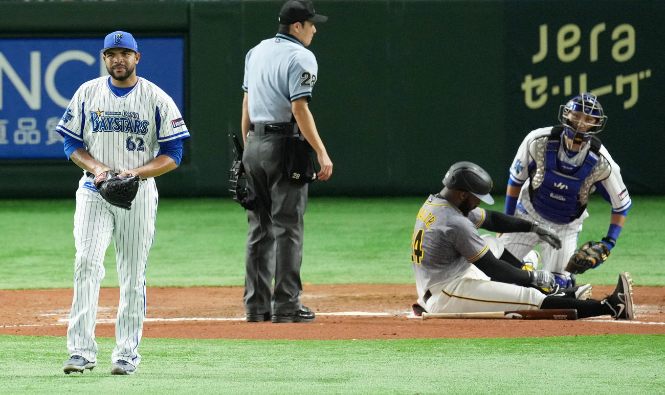 DeNA対阪神　8回表阪神無死満塁、ロハスに押し出し死球を与え肩を落とすエスコバー（左）（撮影・横山健太）
