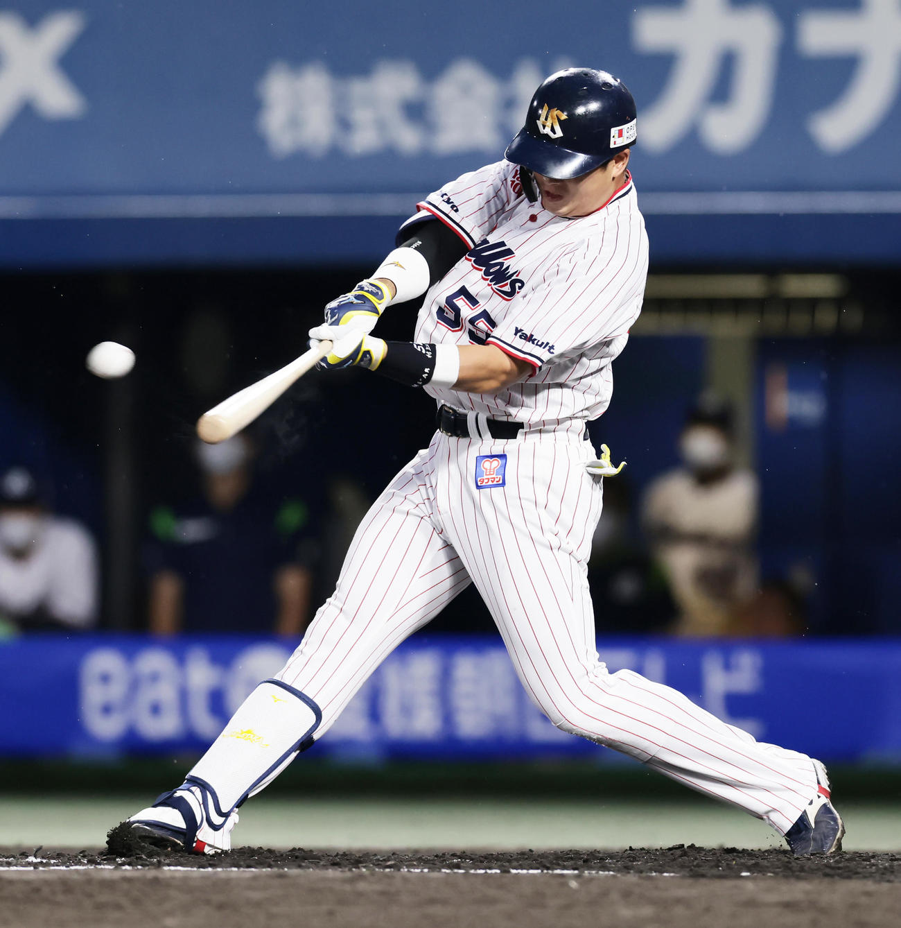 ヤクルト対巨人　2回裏ヤクルト無死、村上は右越え本塁打を放つ（撮影・足立雅史）