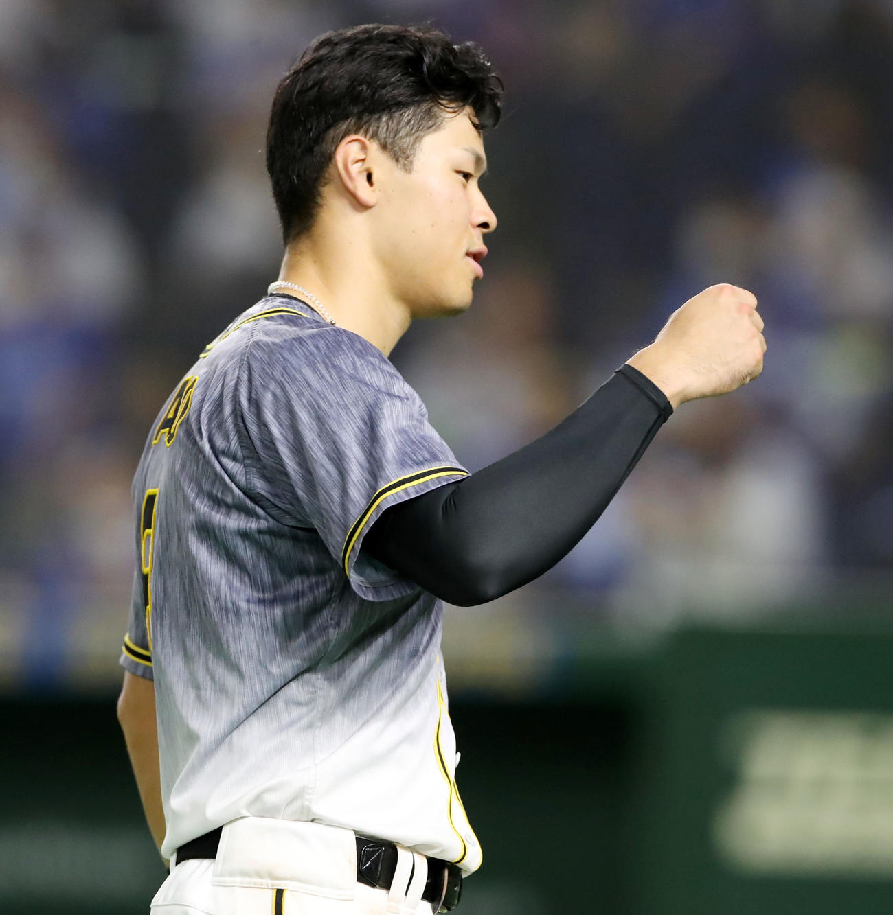 DeNA対阪神　9回表に右前適時打を放った佐藤輝は攻守交代でベンチへ戻るときにガッポーズを見せる（撮影・加藤哉）
