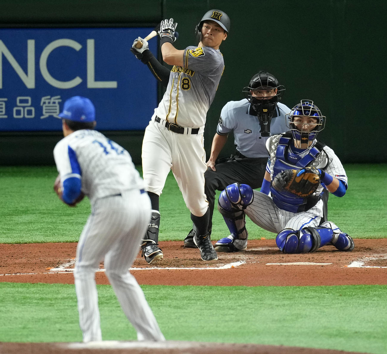 DeNA対阪神　7回表阪神無死、右前打を放つ佐藤輝（撮影・横山健太）
