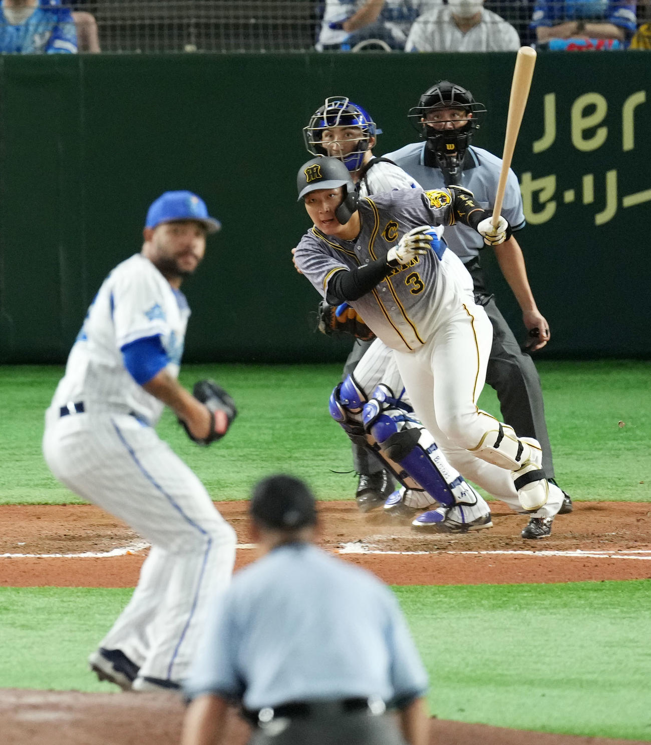 DeNA対阪神　8回表阪神無死一、三塁、中前適時打を放つ大山（撮影・横山健太）