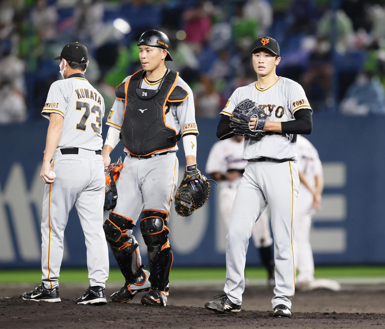 ヤクルト対巨人　5回途中、マウンドを降りる巨人直江（右）（撮影・足立雅史）