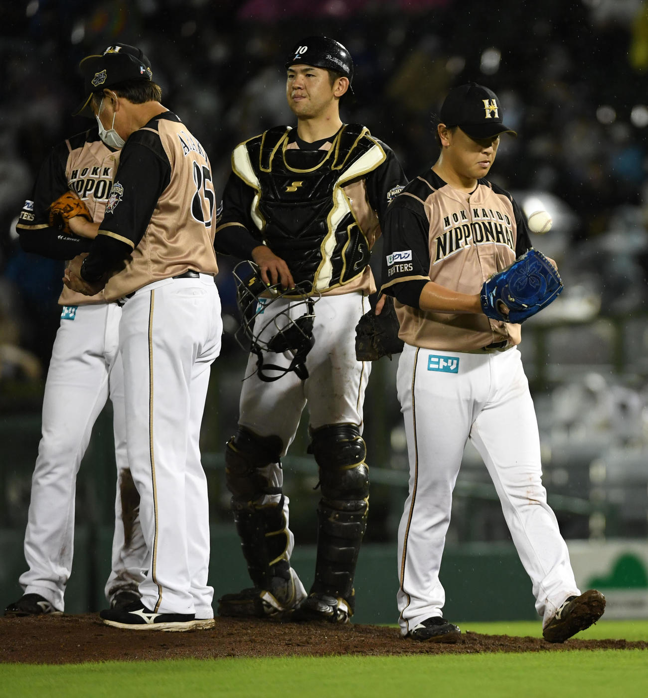 オリックス対日本ハム　5回裏オリックス2死満塁、河野は交代でがっくりとベンチに戻る（撮影・前岡正明）