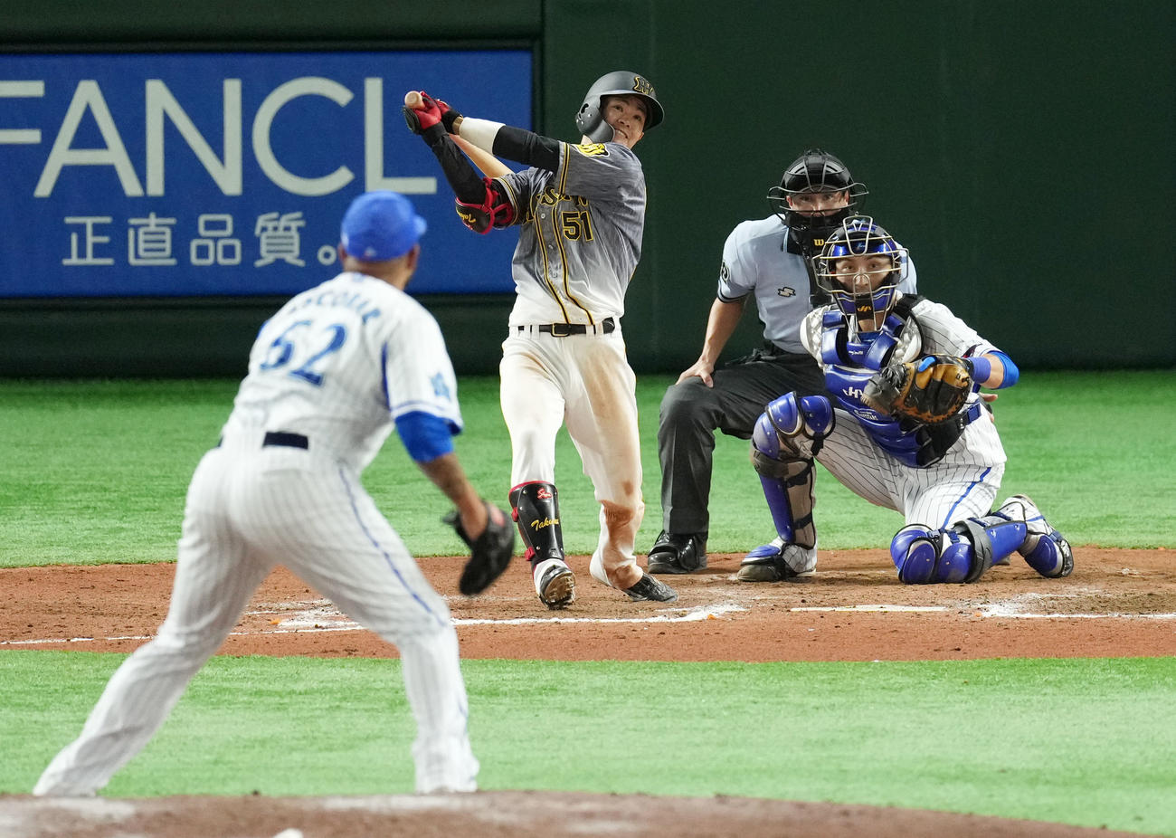 DeNA対阪神　8回表阪神無死満塁、左犠飛を放つ中野（撮影・横山健太）
