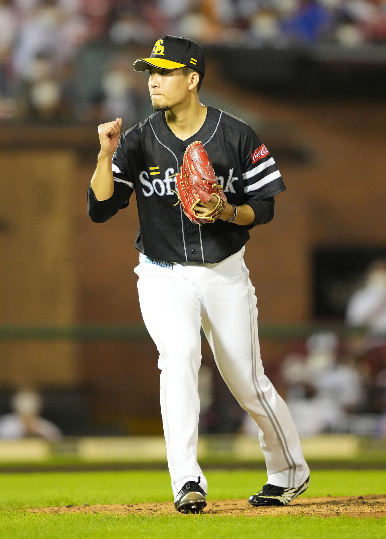 楽天対ソフトバンク　4回裏楽天2死三塁、岡島を空振り三振に仕留めガッツポーズする千賀（撮影・鈴木みどり）