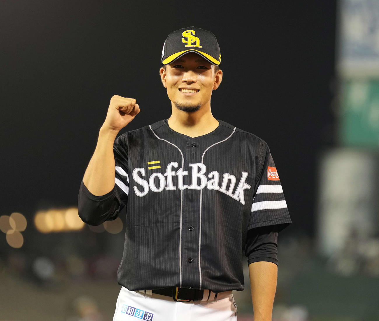 楽天対ソフトバンク　楽天に勝利し、ガッツポーズするソフトバンク千賀（撮影・鈴木みどり）