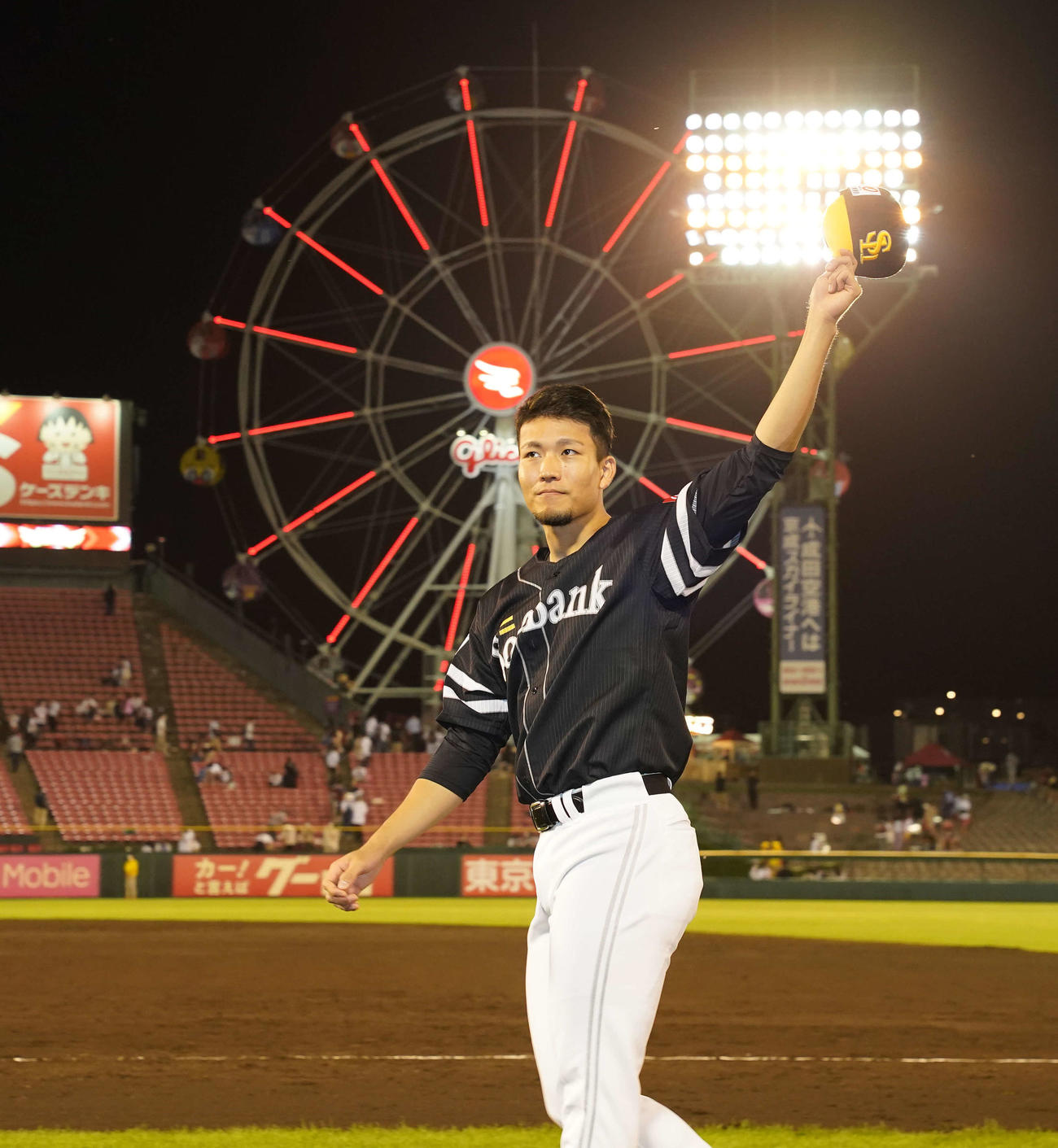 楽天対ソフトバンク　楽天に勝利し、声援に応えるソフトバンク千賀（撮影・鈴木みどり）