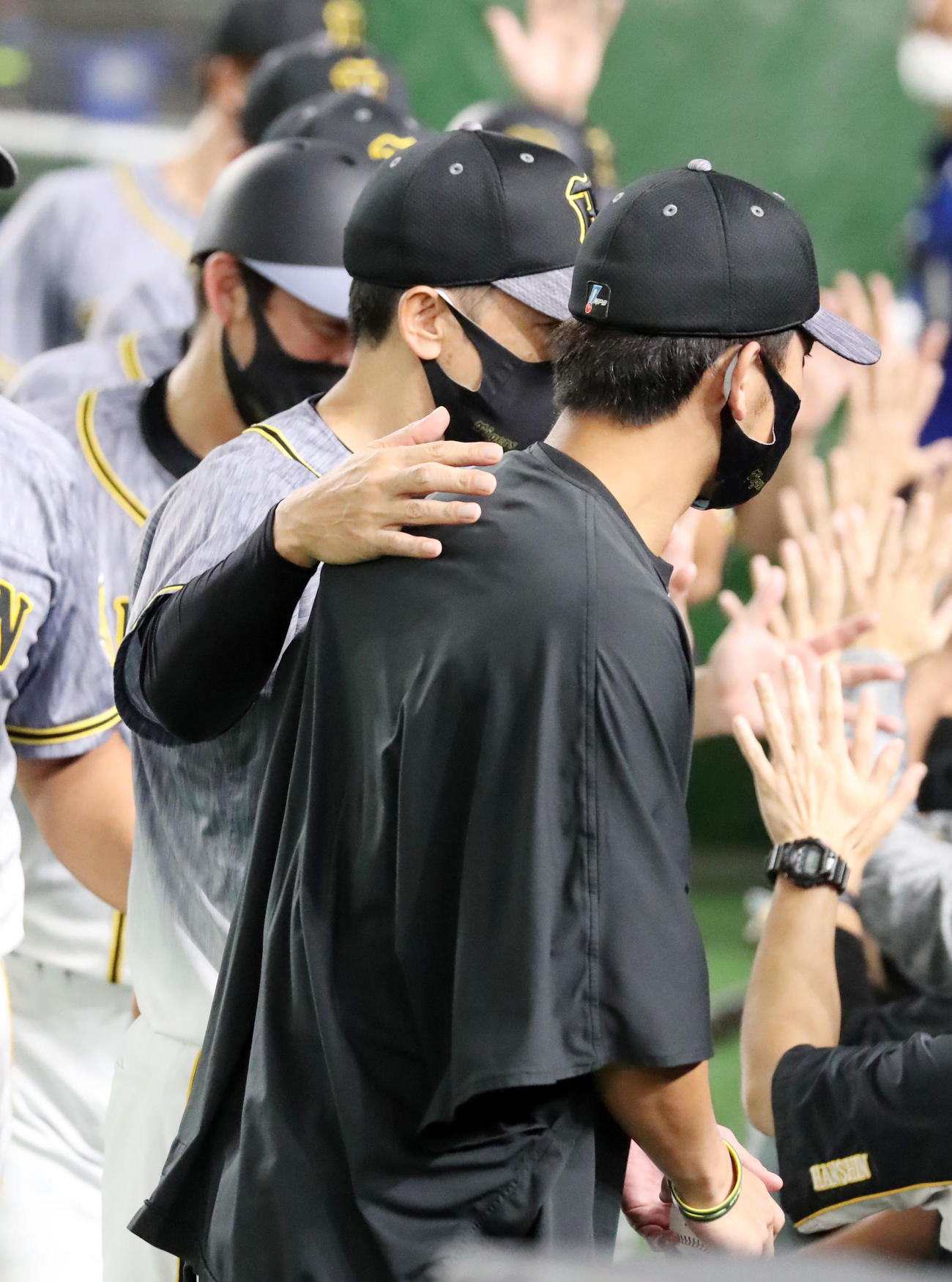 DeNA対阪神　DeNAに勝利し矢野監督（左）は伊藤将の肩を抱く（撮影・加藤哉）