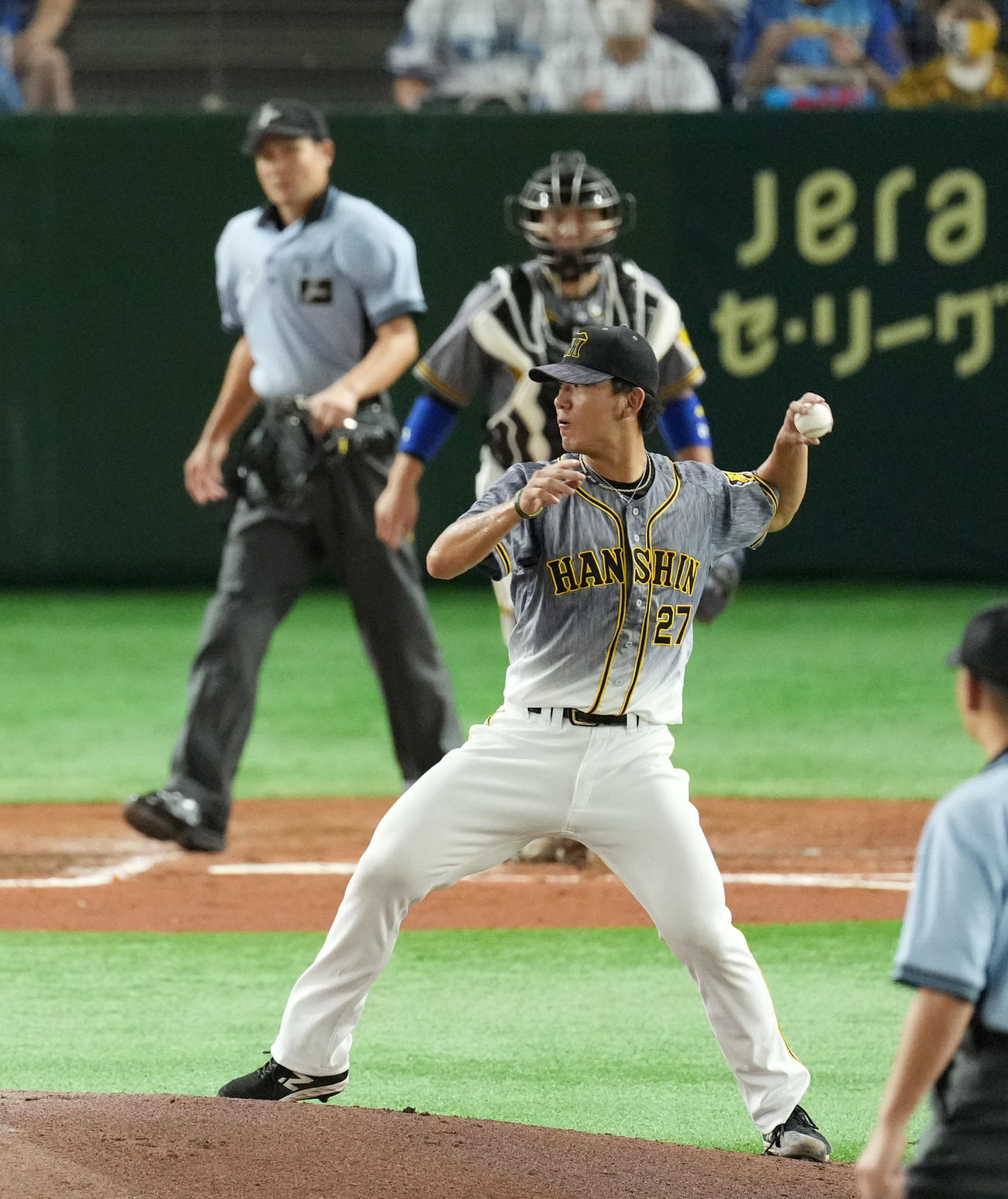DeNA対阪神　4回裏DeNA2死一塁、宮崎の打球でグローブが弾かれた伊藤将は冷静に一塁へ送球しアウトにする（撮影・横山健太）
