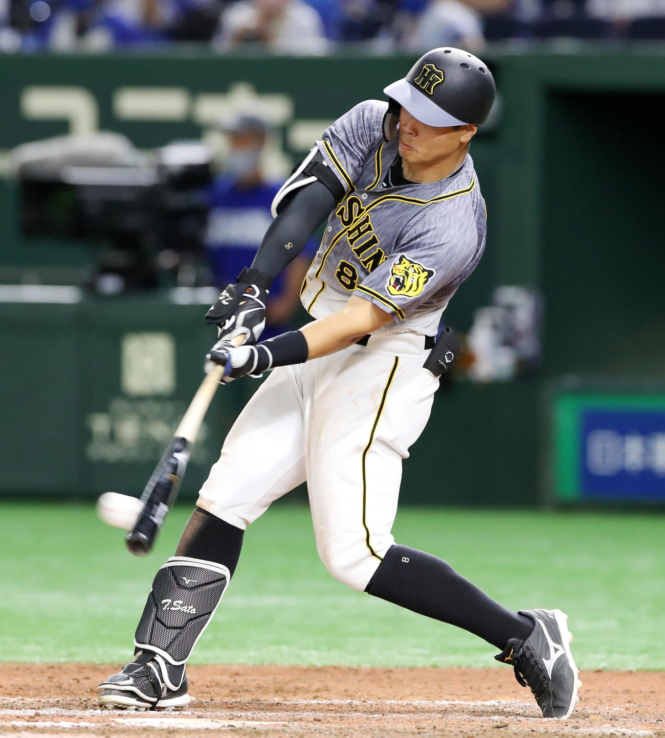 DeNA対阪神　9回表阪神2死満塁、佐藤輝は右前適時打を放つ（撮影・加藤哉）