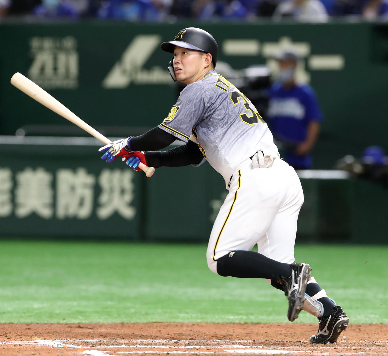 DeNA対阪神　8回表阪神無死、糸原は左翼線に二塁打を放つ（撮影・加藤哉）