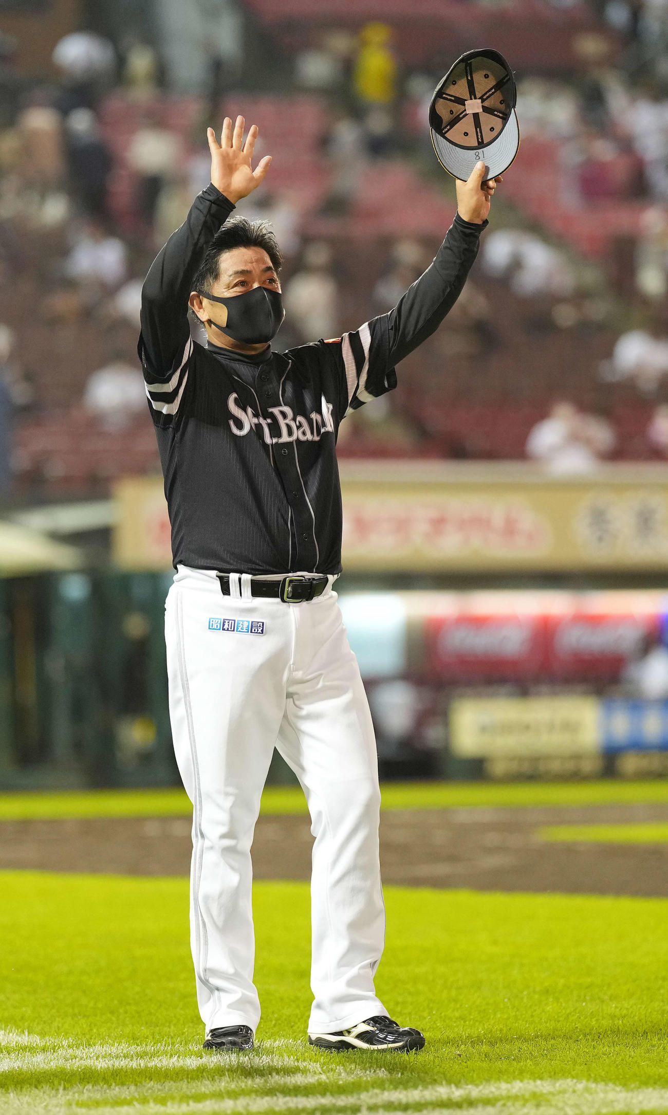 楽天対ソフトバンク　楽天に勝利しファンの声援に応えるソフトバンク工藤監督（撮影・鈴木みどり）