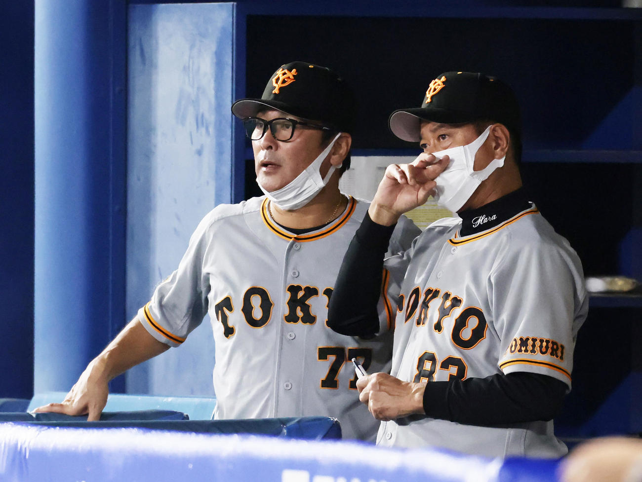 ヤクルト対巨人　戦況を見つめる巨人原監督（右）と元木コーチ（撮影・足立雅史）