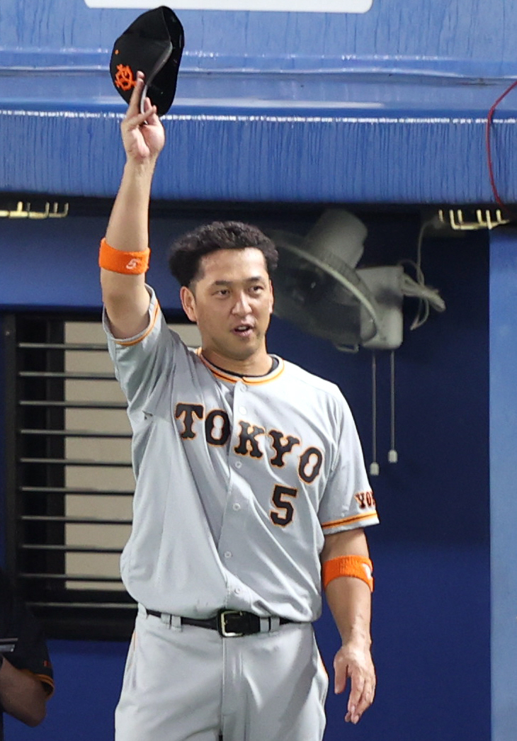 ヤクルト対巨人　ヒーローインタビュー後、ファンに向かってあいさつする中島（撮影・狩俣裕三）