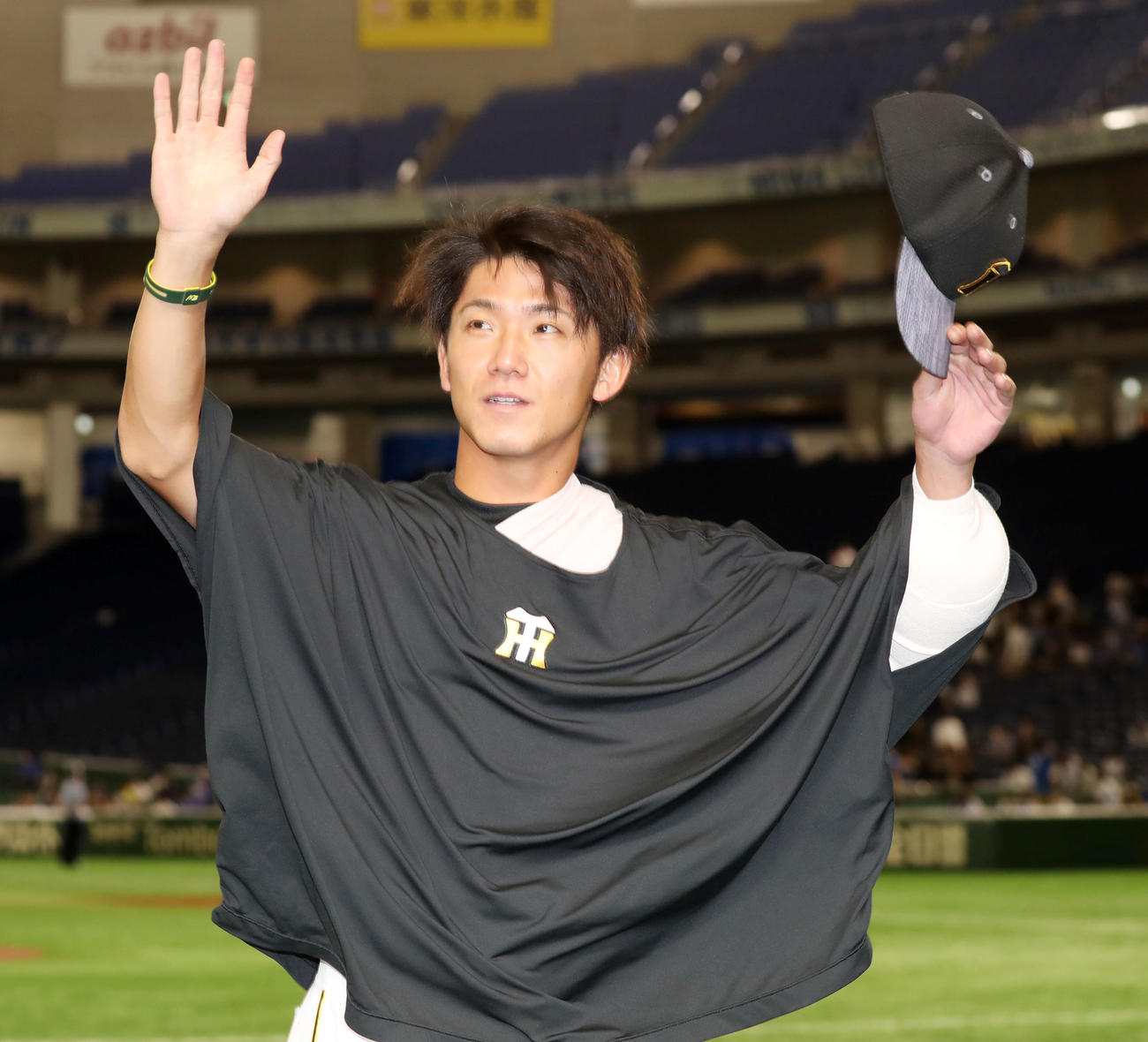 DeNA対阪神　DeNAに勝利しスタンドにあいさつする伊藤将（撮影・加藤哉）
