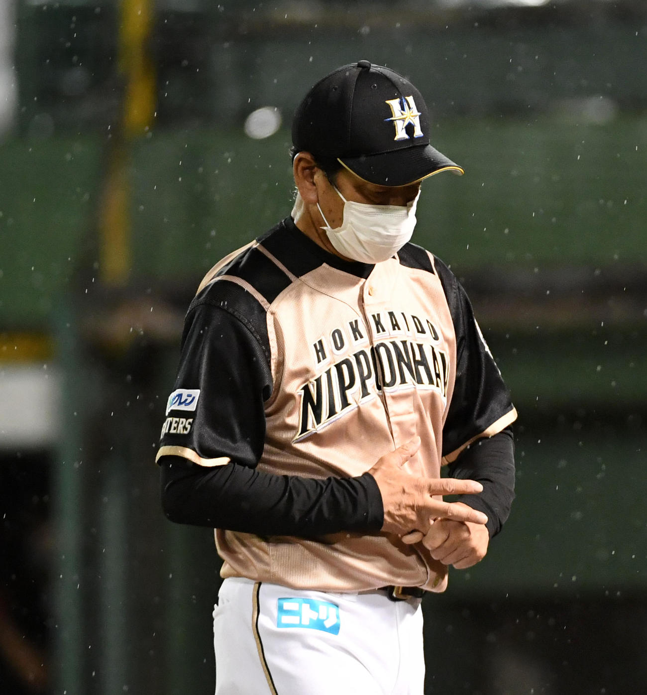 オリックス対日本ハム　5回裏オリックス2死満塁、河野の交代を告げた栗山監督（撮影・前岡正明）