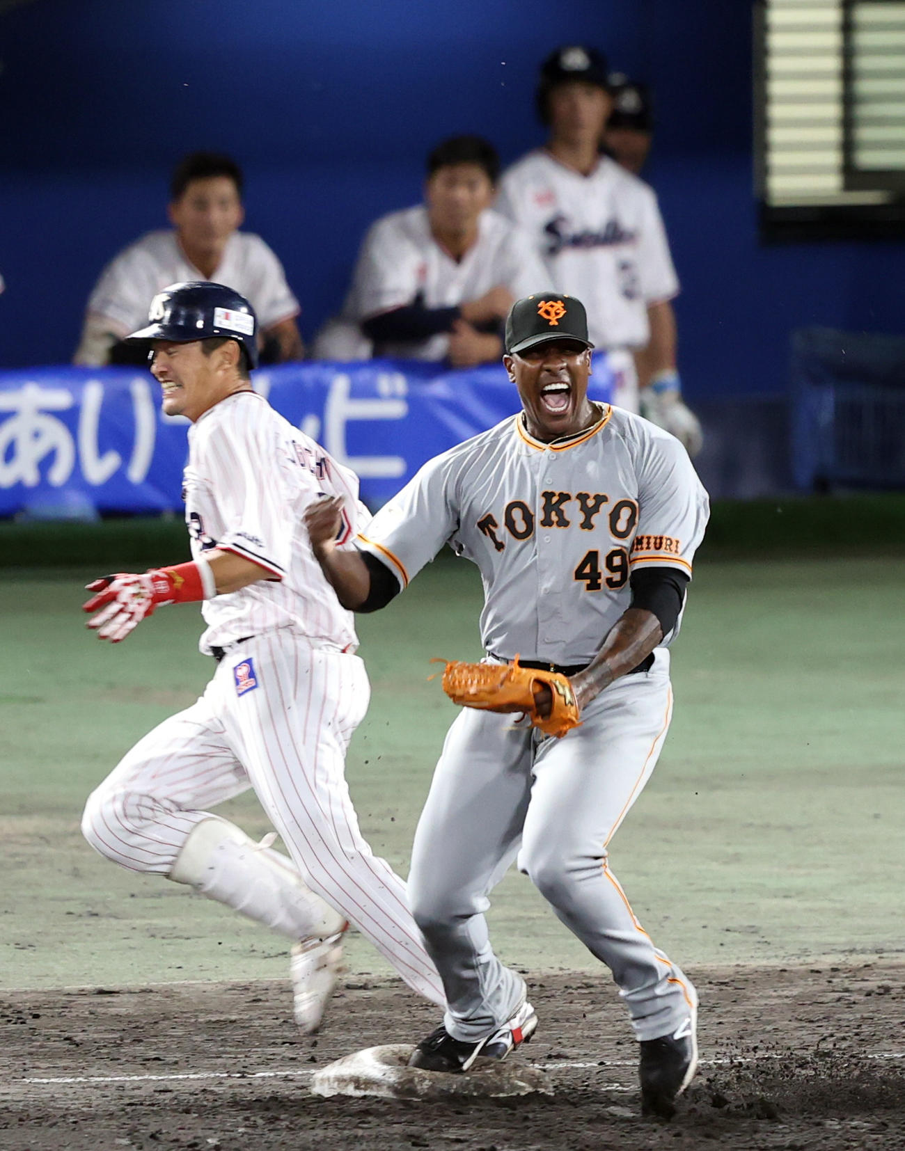 ヤクルト対巨人　9回裏ヤクルト2死二塁、最後の打者坂口（左）を一ゴロに打ち取り、雄たけびを上げるビエイラ（撮影・狩俣裕三）