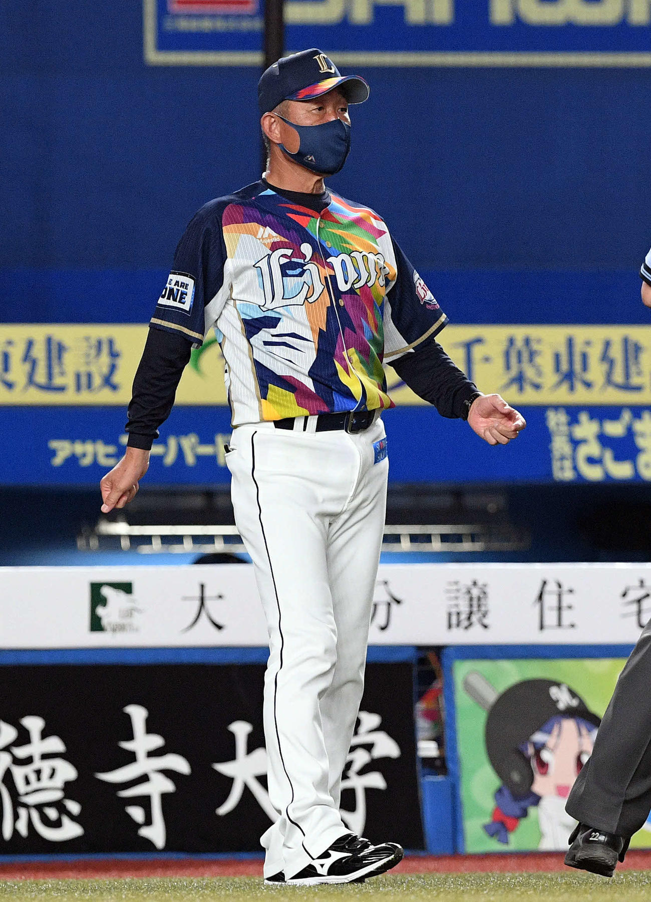 ロッテ対西武　交代を告げる西武辻監督（撮影・滝沢徹郎）