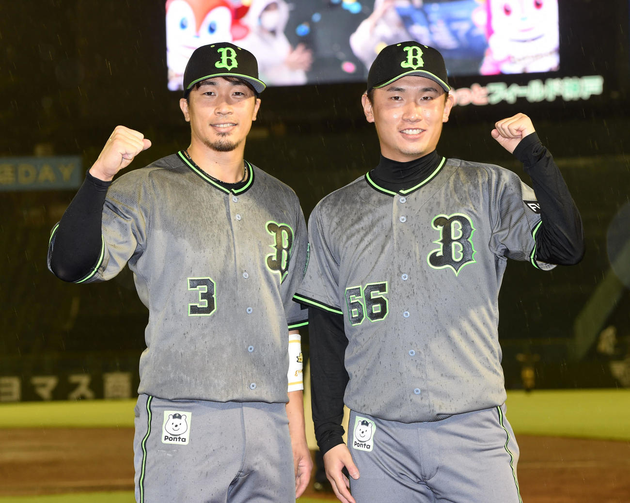 オリックス対日本ハム　ガッツポーズをみせるヒーローの安達（左）と吉田凌（撮影・前岡正明）