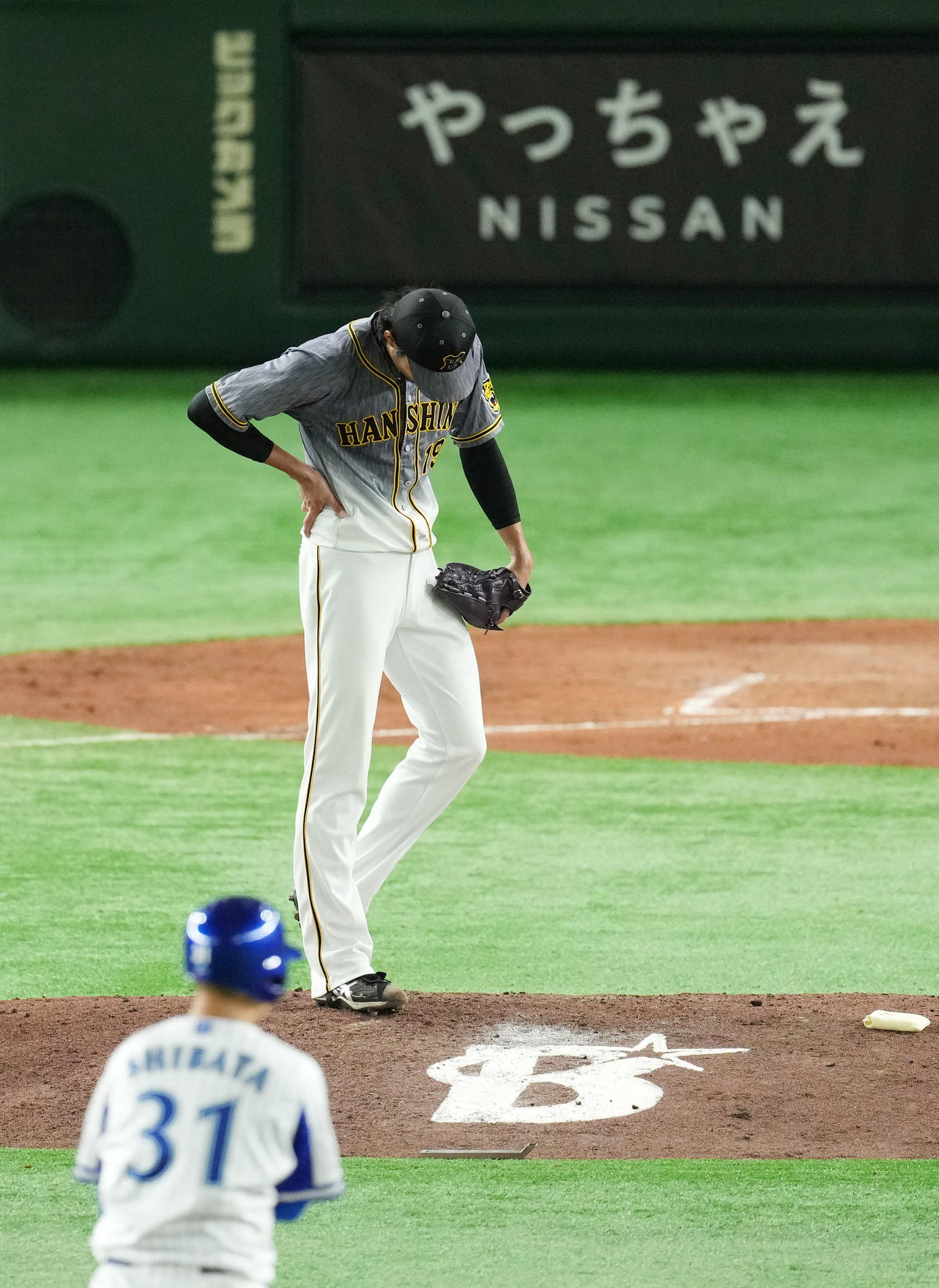 DeNA対阪神　5回裏DeNA2死二、三塁、柴田に中前2点適時二塁打を浴び肩を落とす藤浪（撮影・横山健太）