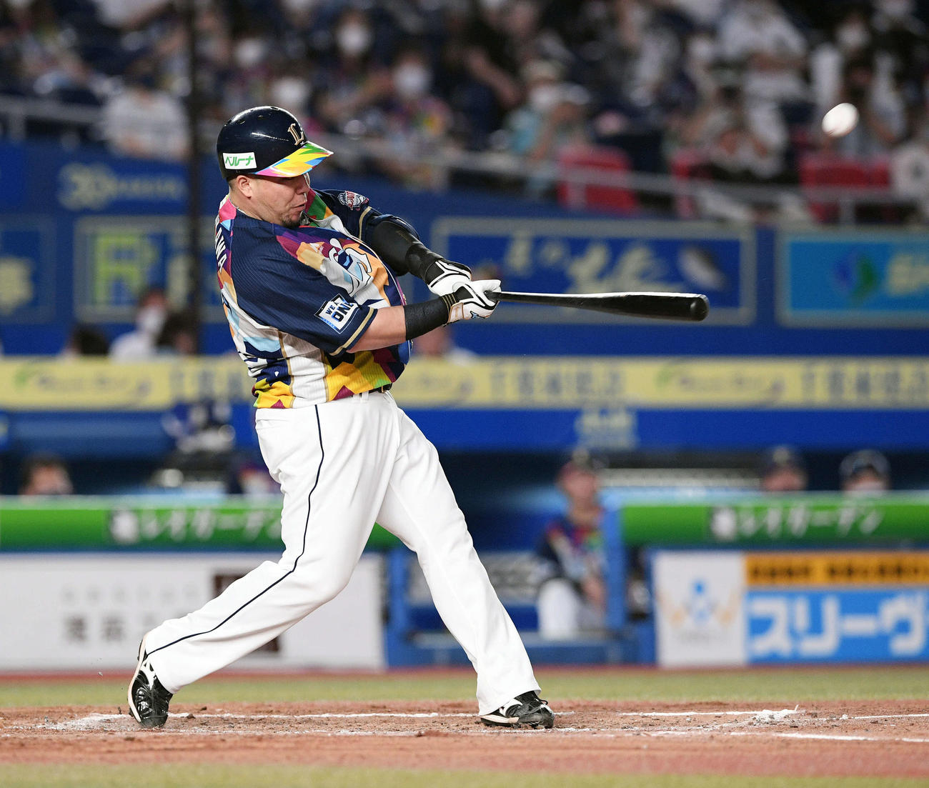 ロッテ対西武　4回表西武2死一、二塁、山川は先制の左越え2点本塁打を放つ（撮影・滝沢徹郎）