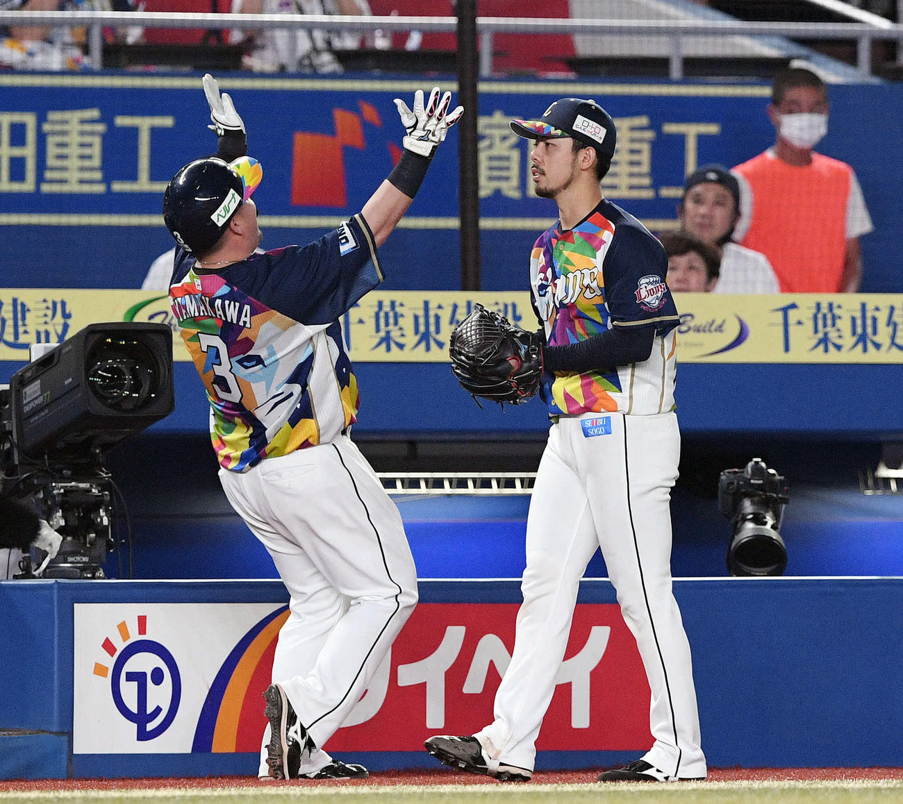 ロッテ対西武　4回表西武2死一、二塁、先制の左越え2点本塁打を放った山川（左）は生還しポーズを決める。右は本田（撮影・滝沢徹郎）