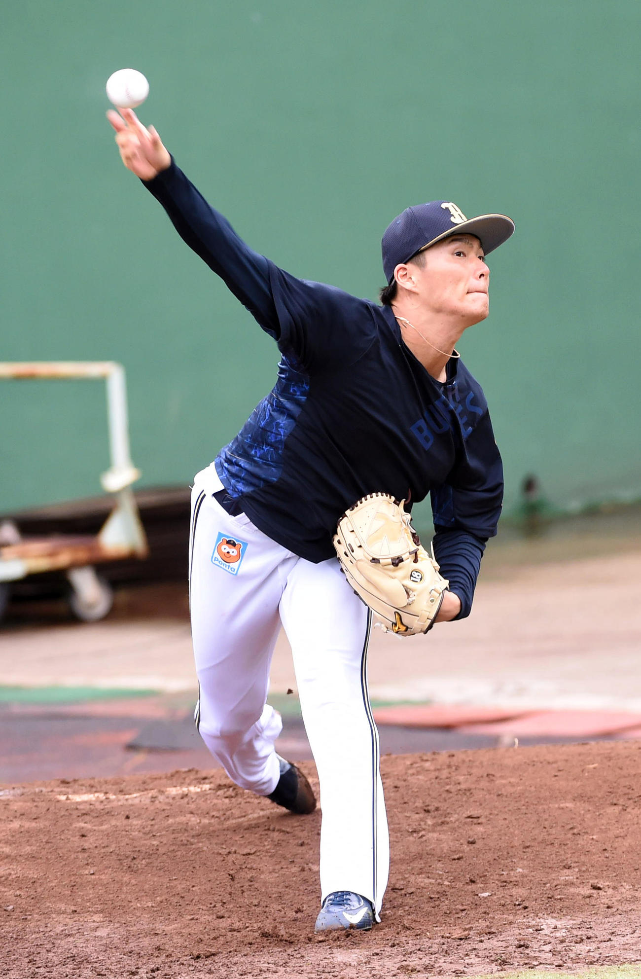 ブルペンで投球練習を行う山本（撮影・前岡正明）