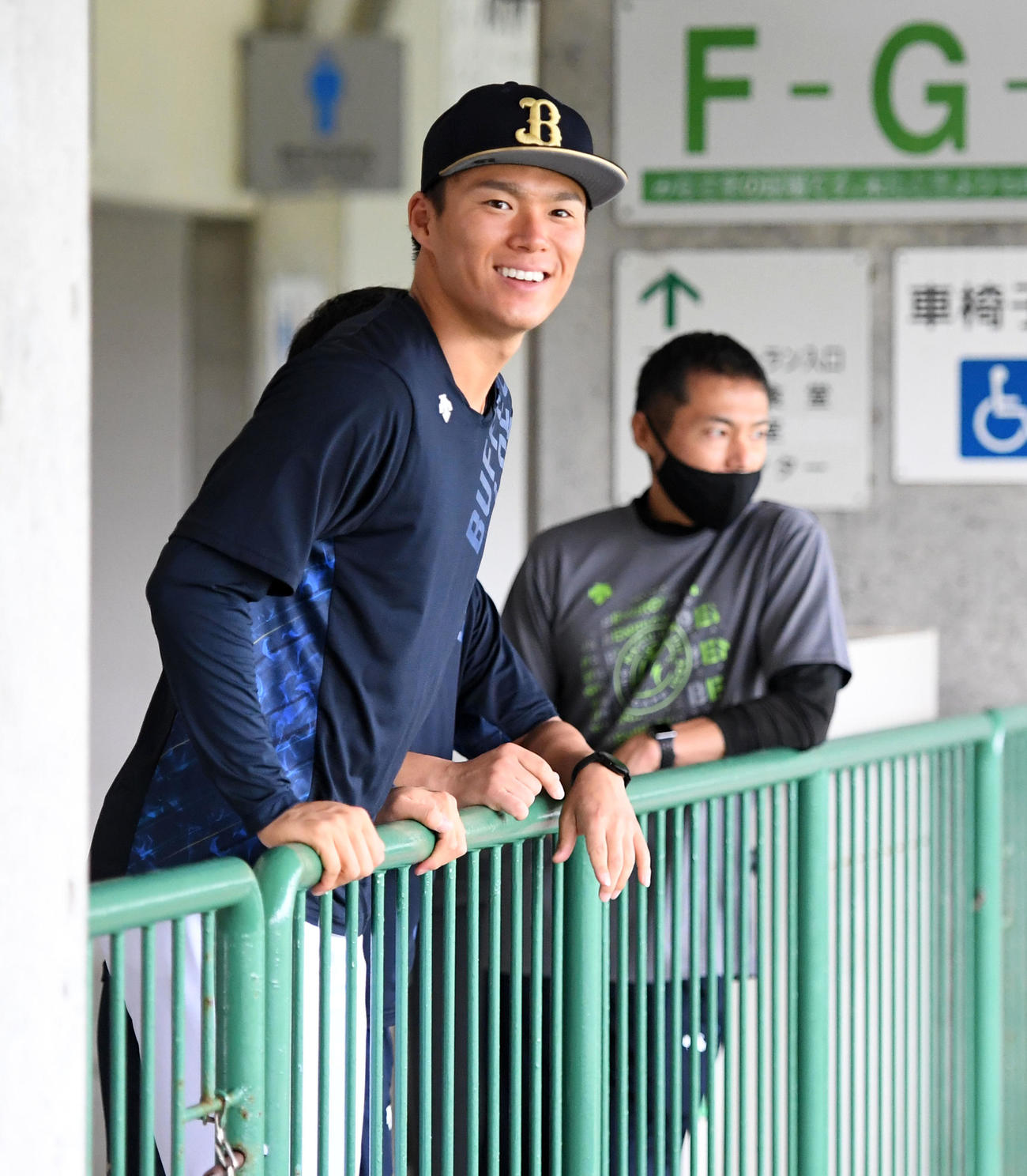 練習で笑顔を見せる山本（撮影・前岡正明）