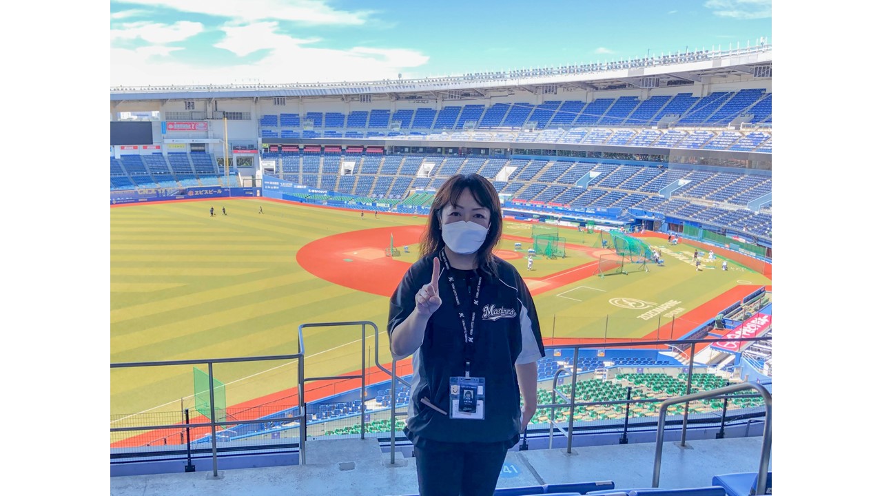 ZOZOマリン通算1000勝まで「あと1勝」のポーズをするロッテ場内アナウンス担当、谷保さん