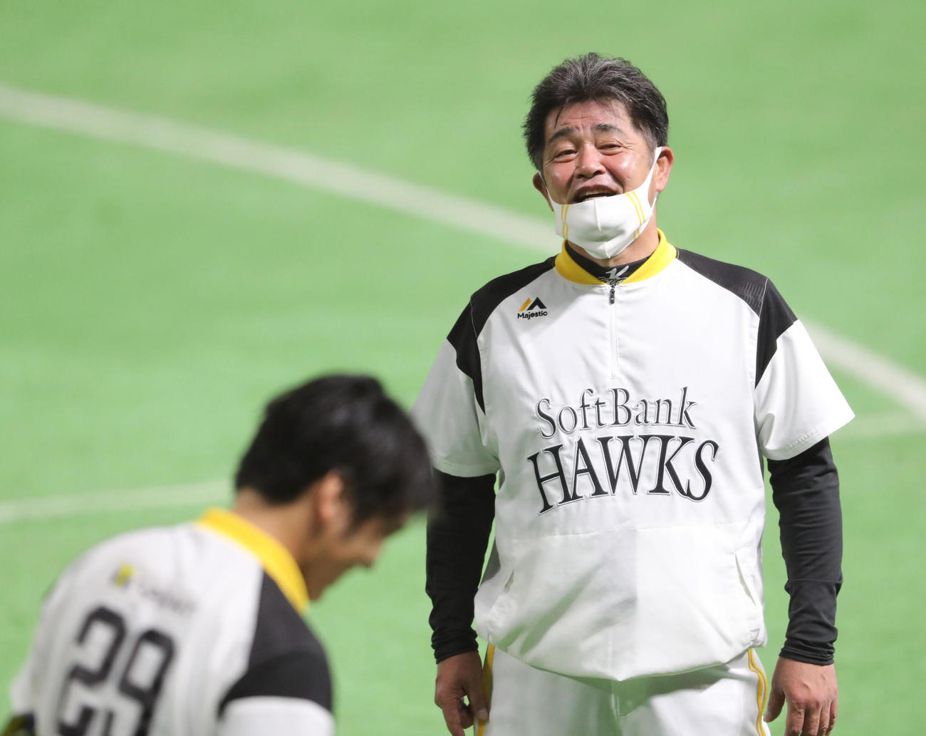 投手陣と談笑する工藤監督（撮影・梅根麻紀）