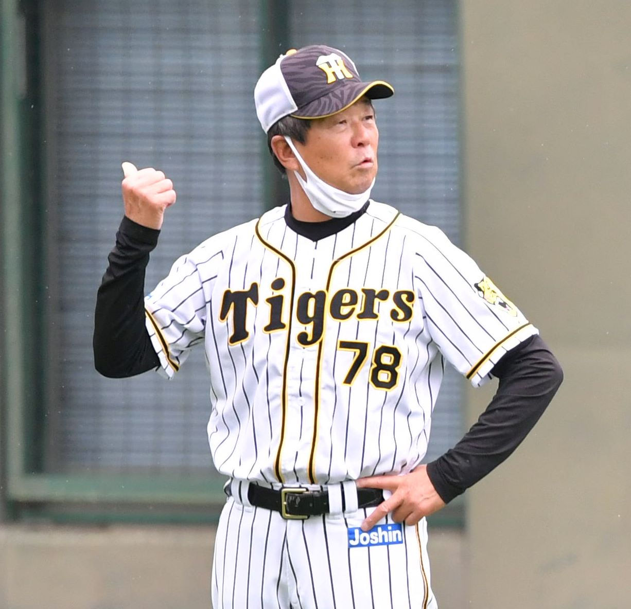 ウエスタン・リーグ阪神対中日　選手と話す平田勝男2軍監督（代表撮影）2021年8月19日＝京セラドーム大阪