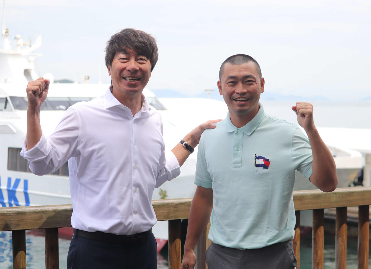 松山から広島への船移動の前に笑顔で写真に納まるヤクルト高津（左）と青木（撮影・湯本勝大）