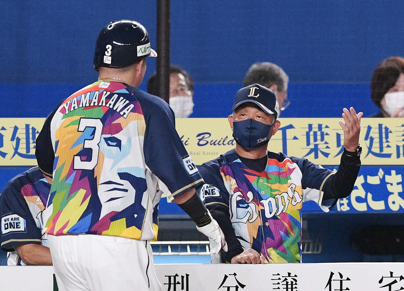 4回表西武2死一、二塁、先制の左越え3点本塁打を放った山川（手前）を迎える辻監督（撮影・滝沢徹郎）