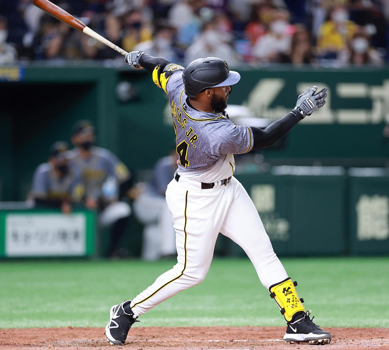 DeNA対阪神　5回表阪神無死一塁、ロハスは左適時二塁打を放つ（撮影・浅見桂子）