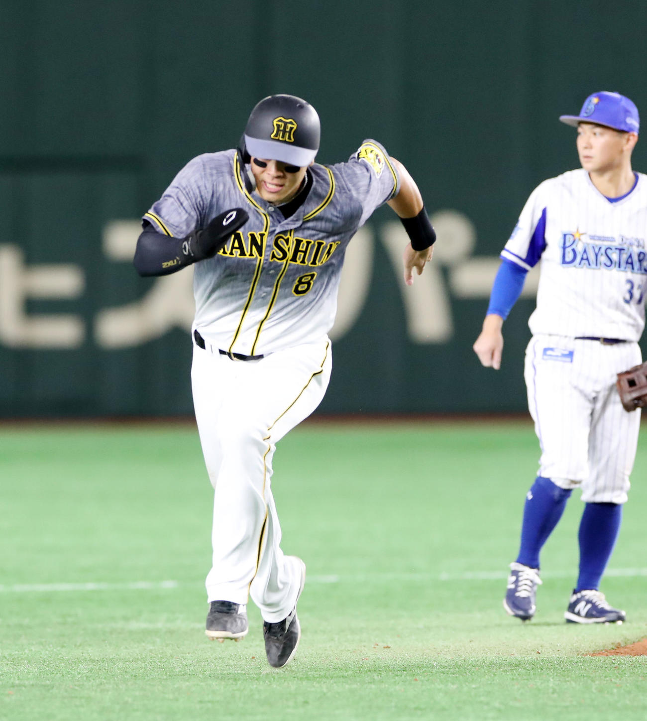 DeNA対阪神　5回表阪神無死一塁、一塁走者佐藤輝はロハスの左線適時二塁打で長駆生還（撮影・加藤哉）