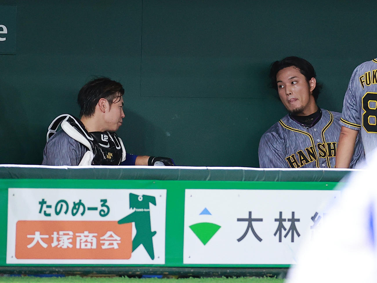DeNA対阪神　1回裏DeNAに2点を先制され、ベンチで梅野（左）と話す藤浪（撮影・浅見桂子）