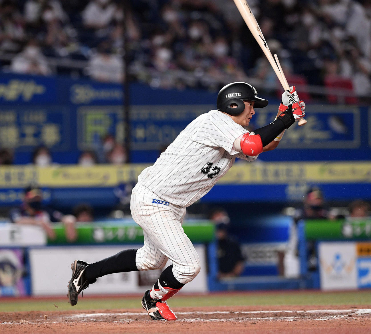 ロッテ対西武　8回裏ロッテ2死二、三塁、佐藤都は同点の2点適時打を放つ（撮影・滝沢徹郎）