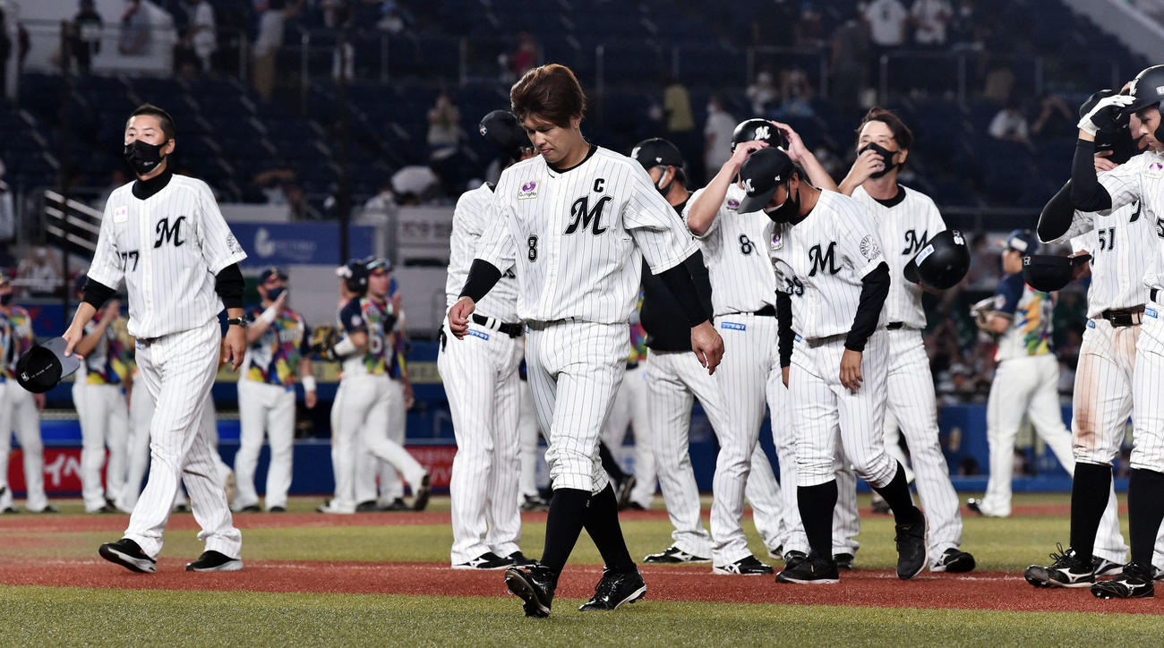 ロッテ対西武　引き分けに終わり悔しげな表情で引き揚げるロッテ中村奨（手前中央）ら（撮影・滝沢徹郎）