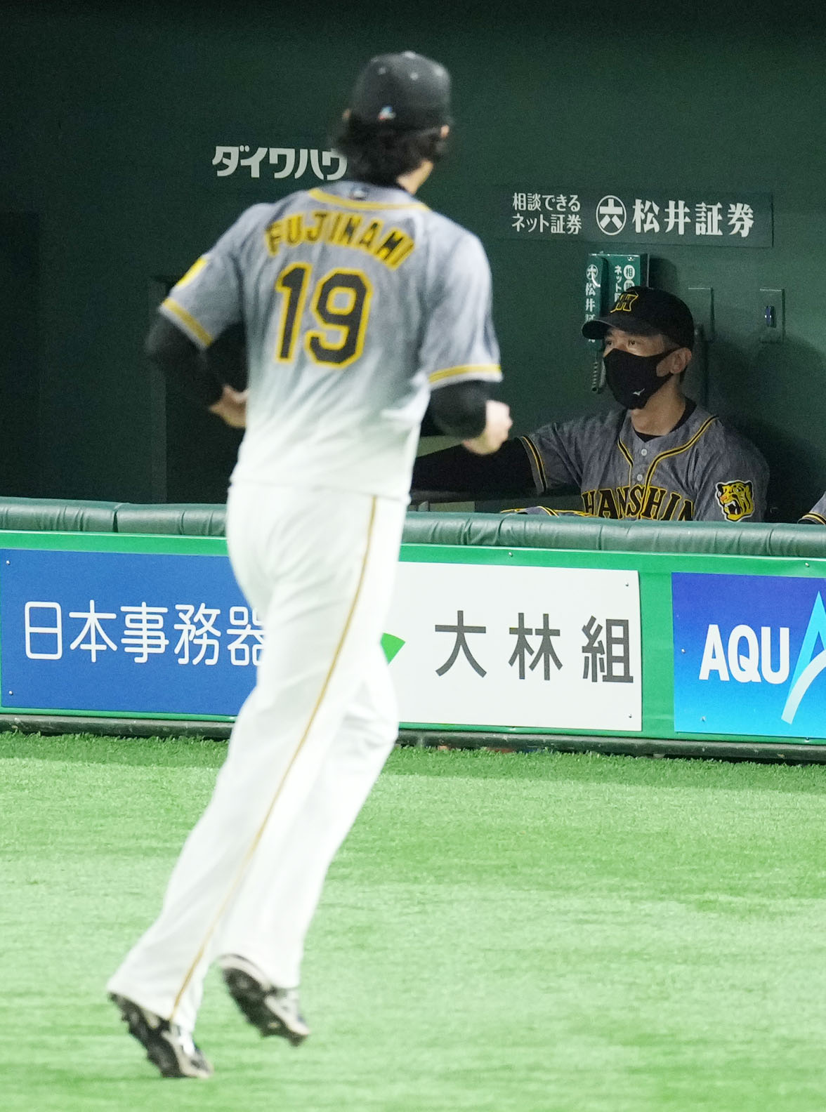 DeNA対阪神　5回裏途中で降板する阪神藤浪（左）。右は矢野監督（撮影・横山健太）