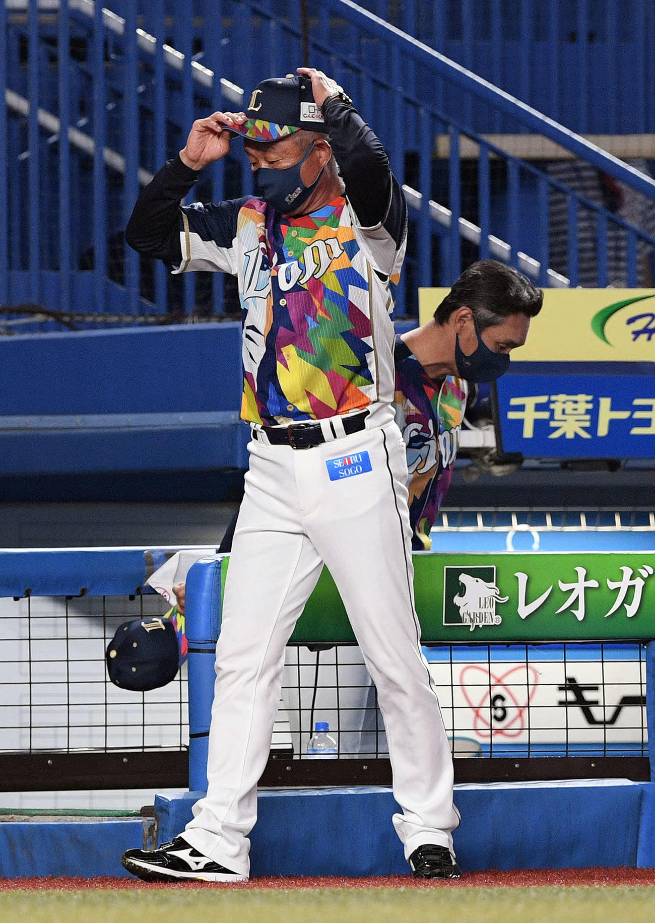 ロッテ対西武　引き分けに終わり一礼し引き揚げる西武辻監督（撮影・滝沢徹郎）