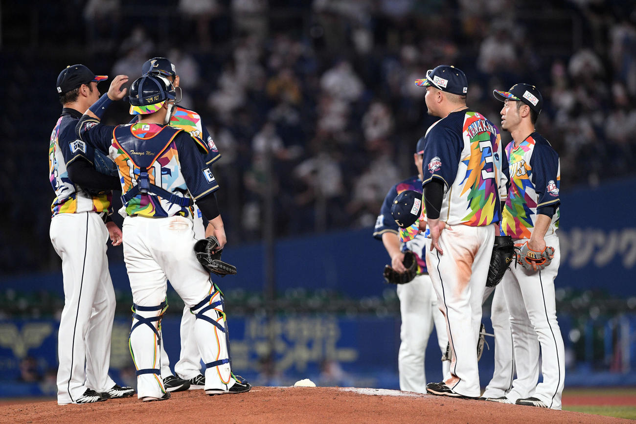 ロッテ対西武　7回、ピンチにマウンドの西武増田（左）のもとに集まるナイン（撮影・滝沢徹郎）