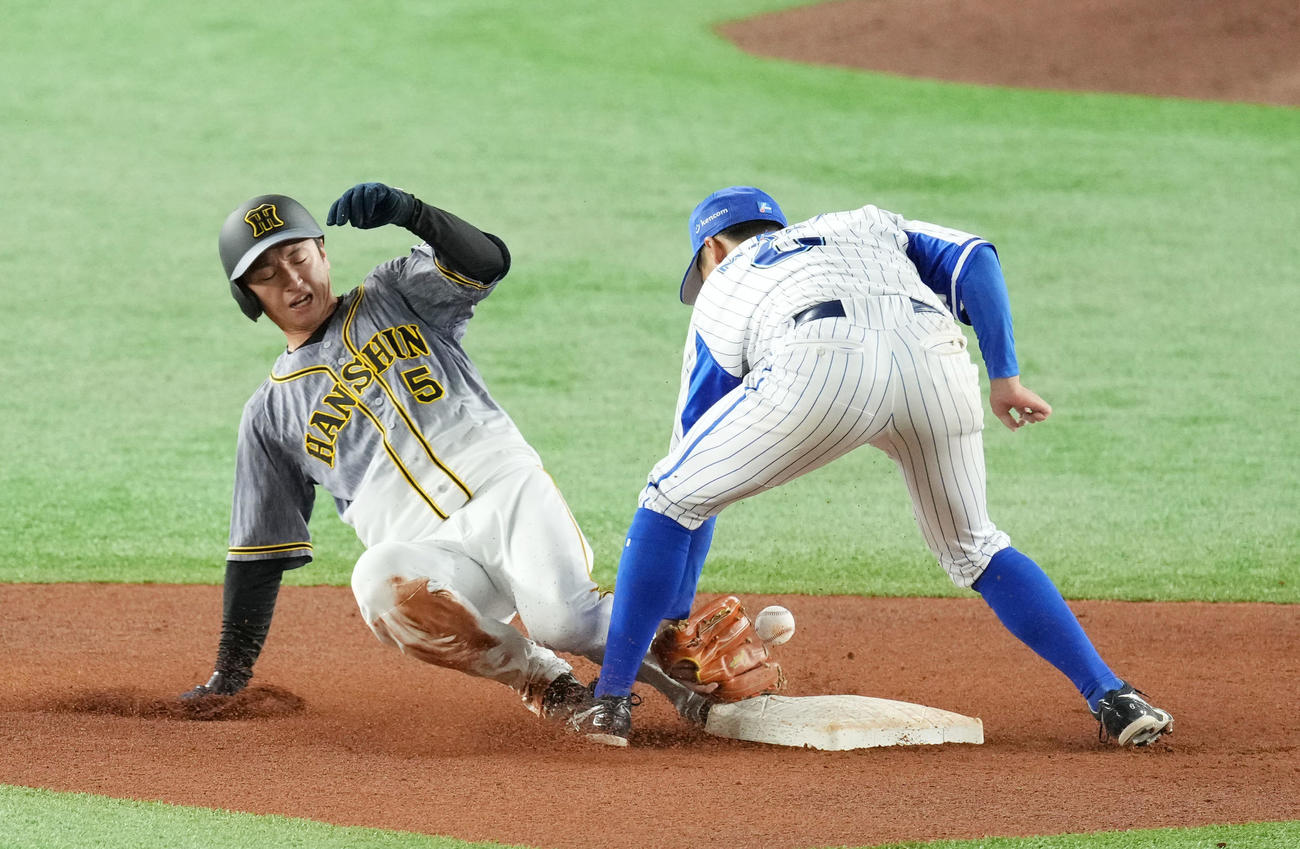 DeNA対阪神　4回表阪神無死一塁、二盗を決める近本（撮影・横山健太）