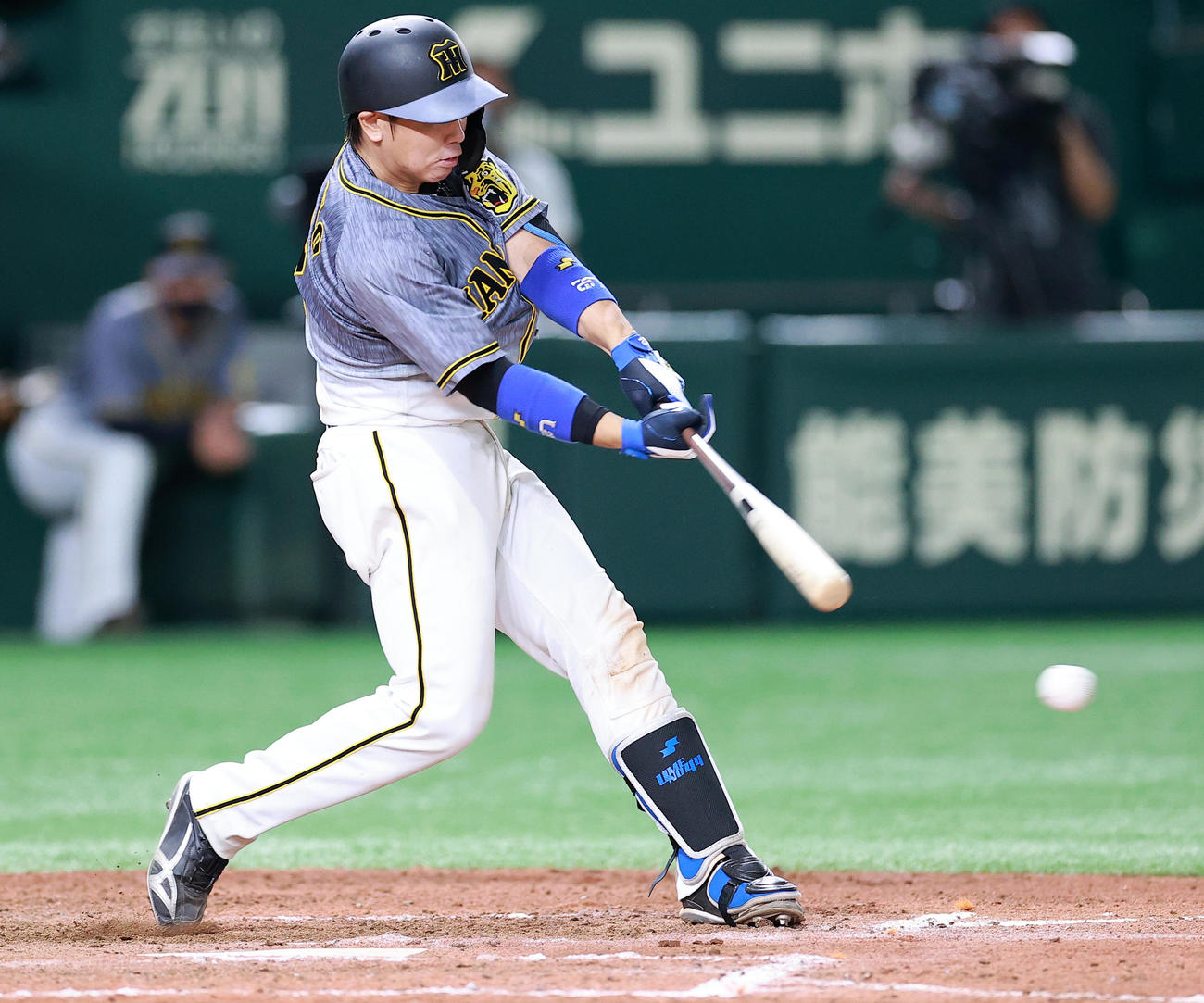DeNA対阪神　7回表阪神1死一、二塁、梅野は左適時打を放つ（撮影・浅見桂子）