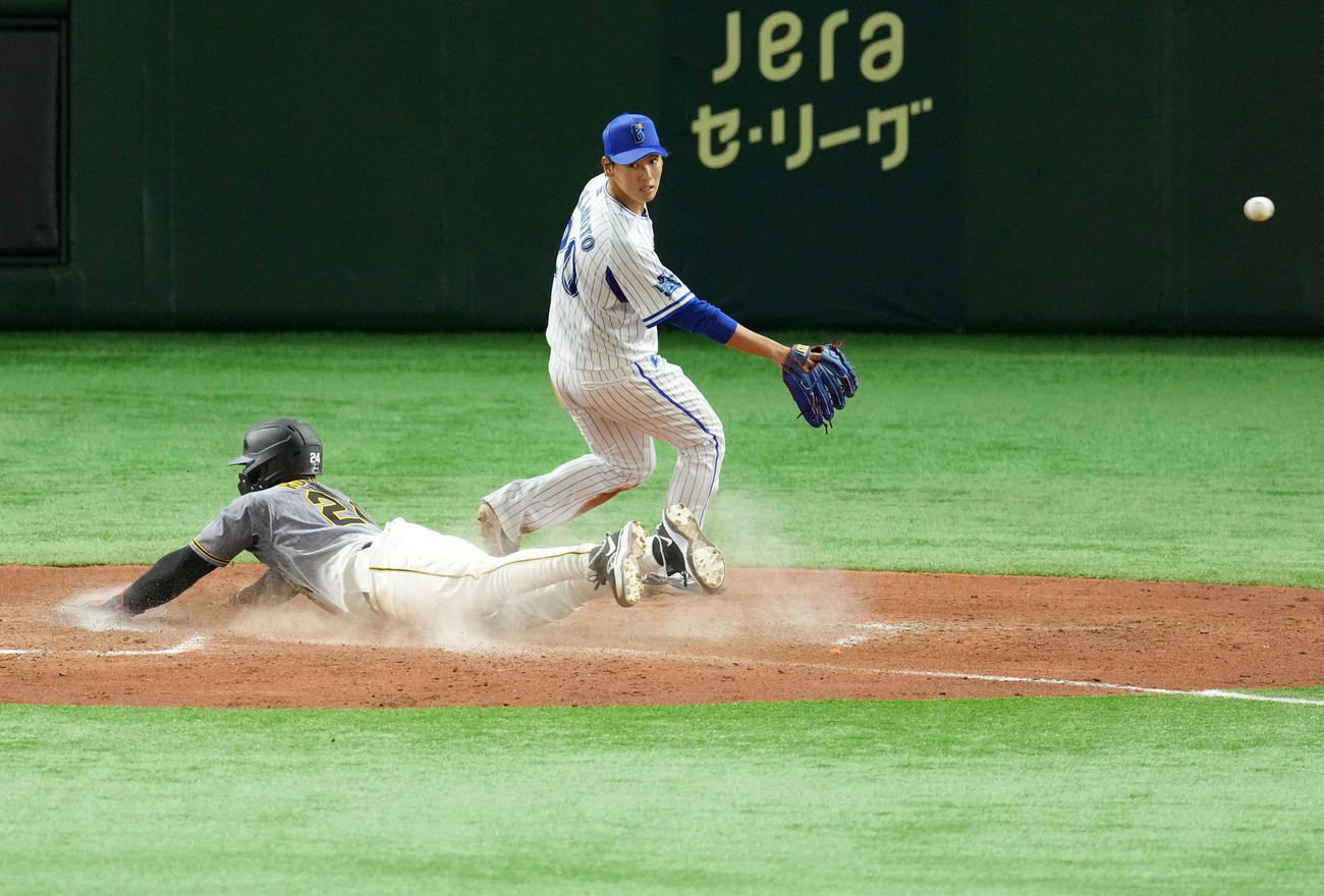 DeNA対阪神　5回表阪神1死三塁、坂本（右）の暴投で三塁走者のロハスが生還した（撮影・横山健太）