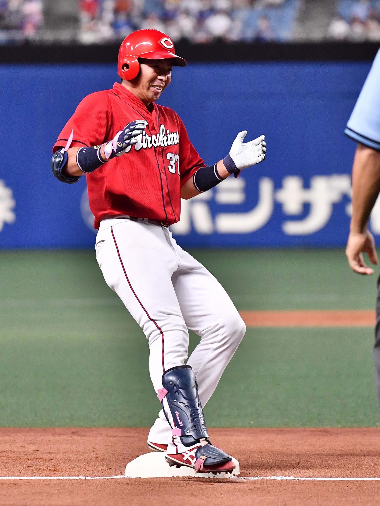 中日対広島　7回表広島2死二塁、左中間へ適時三塁打を放つ野間（撮影・上田博志）
