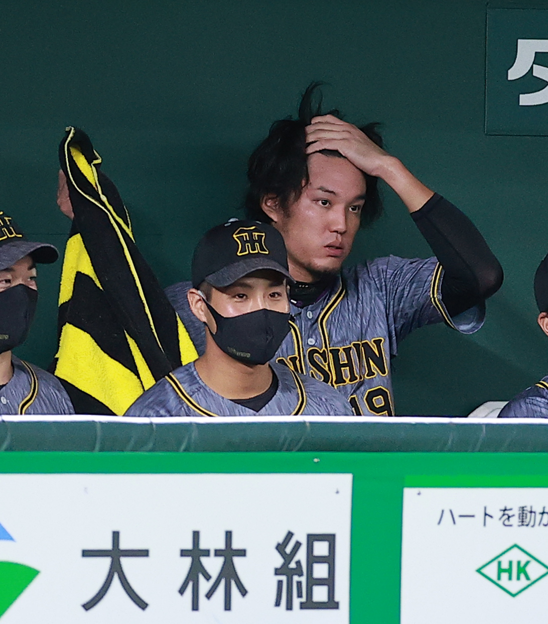 DeNA対阪神　5回裏DeNA2死二、三塁、柴田に勝ち越し2点適時二塁打を許した場面降板し、ベンチで悔しそうな表情の藤浪（撮影・浅見桂子）