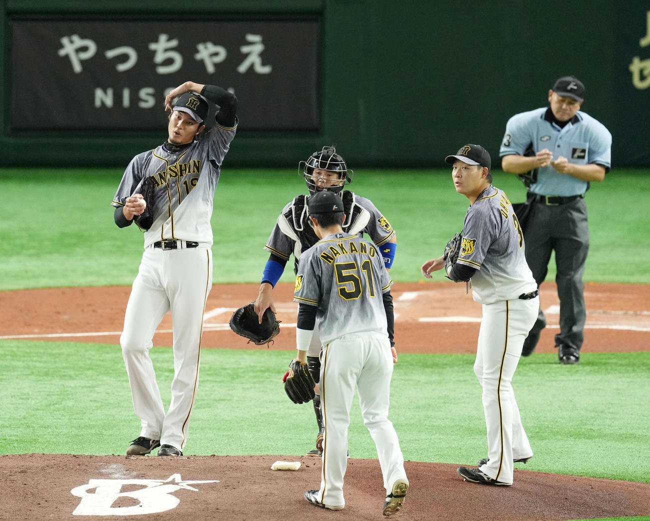 DeNA対阪神　1回裏DeNA1死一、二塁、藤浪（左）の元に集まる阪神ナイン（撮影・横山健太）